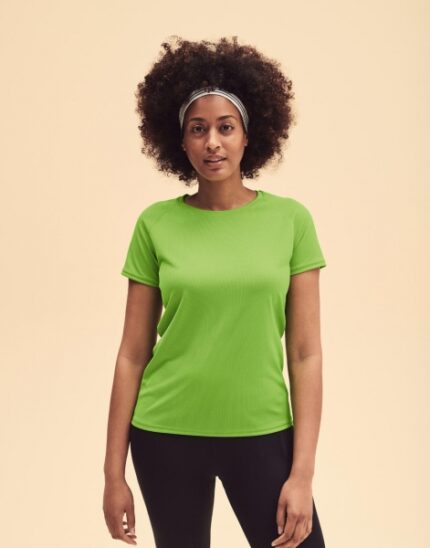 γυναίκα που φοράει αθλητική μπλούζα κοντομάνικη σε χρώμα ανοιχτό πράσινο