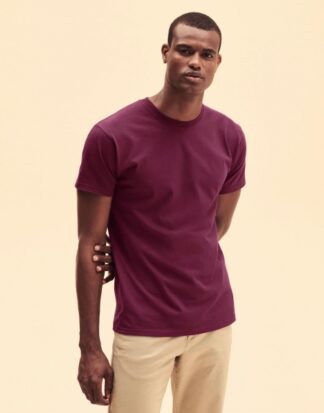 ένας άνδρας που φοράει κοντομάνικη μπλούζα σε χρώμα μπορντώ