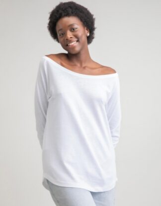 γυναίκα που φοράει φαρδιά μακρυμάνικη λευκη μπλούζα με λαιμόκοψη ως τους ωμους
