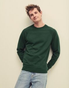 άνδρας που φοράει φούερ μακρυμάνικο σε χρώμα πράσινο σκούρο και τζιν παντελόνι