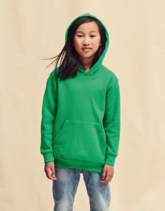 κορίτσι που φοράει μακρυμάνικο φούτερ με τσέπες και κουκούλα σε χώμα ανοιχτό πράσινο και τζιν παντελόνι