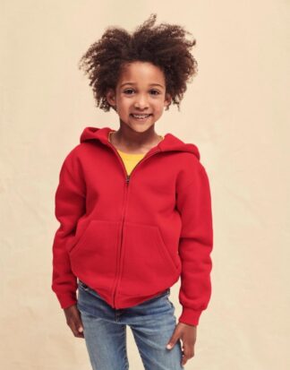 ένα παιδί που φοράει παιδικό μακρυμάνικο φουτεράκι με κουκούλα και τσέπες και φερμουάρ σε χρώμα κόκκινο