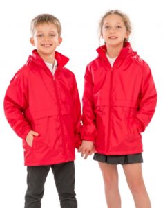 Δυο παιδιά, ένα αγοράκι και ένα κοριτσάκι που φοράνε ίδιο αδιάβροχο μπουφαν με τσέπες σε χρώμα κόκκινο