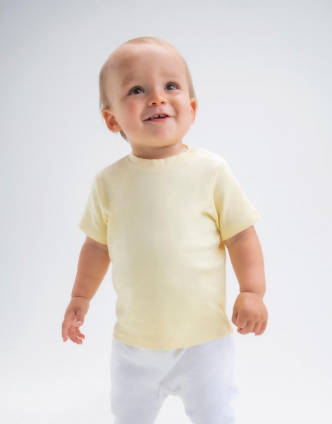 μωρό που φοράει βρεφικό μπλουζάκι κοντομάνικο από οργανικό βαμβάκι σε χρώμα απαλό κίτρινο