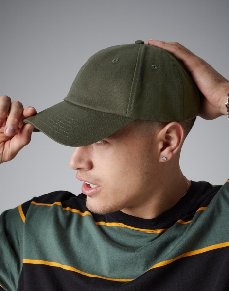 άνδρας που φοράει unisex καπέλο εξάφυλλο σε χρώμα πράσινο σκούρο από οργανικό βαμβάκι