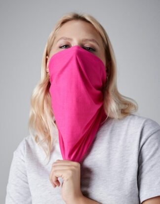 γυναίκα που φοράει unisex προστατευτικό λαιμού σε ροζ χρώμα
