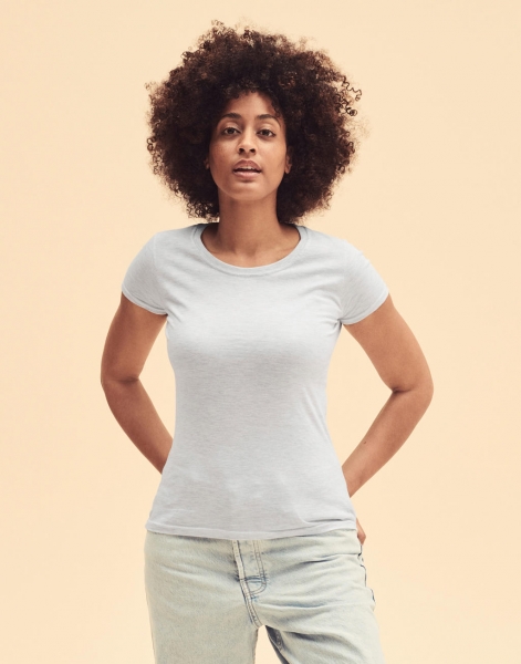 γυναίκα που φοράει κοντομάνικο μπλουζάκι βαμβακερό σε χρώμα ανοιχτό γκρι και τζιν παντελόνι