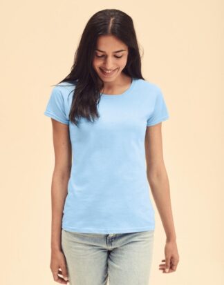 γυναίκα που φοράει κοντομάνικο μπλουζάκι σε χρώμα ανοιχτό μπλε και τζιν παντελόνι