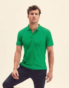 άνδρας που φοράει κοντομάνικο πόλο μπλουζάκι με κουμπιά στον γιακά σε χρώμα πράσινο