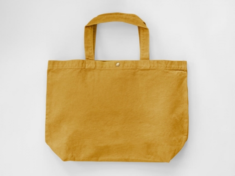 μεγάλη βαμβακερή τσάντα ώμου για ψώνια που κλεινει με κουμπί σε χρώμα μουσταρδί