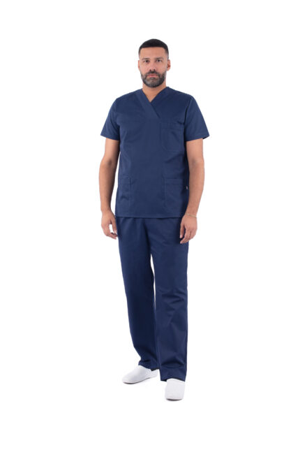 άνδρας που φοράει ιατρική στολή σε χρώμα μπλε σκούρο με κοντομάνικο μπλουζάκι
