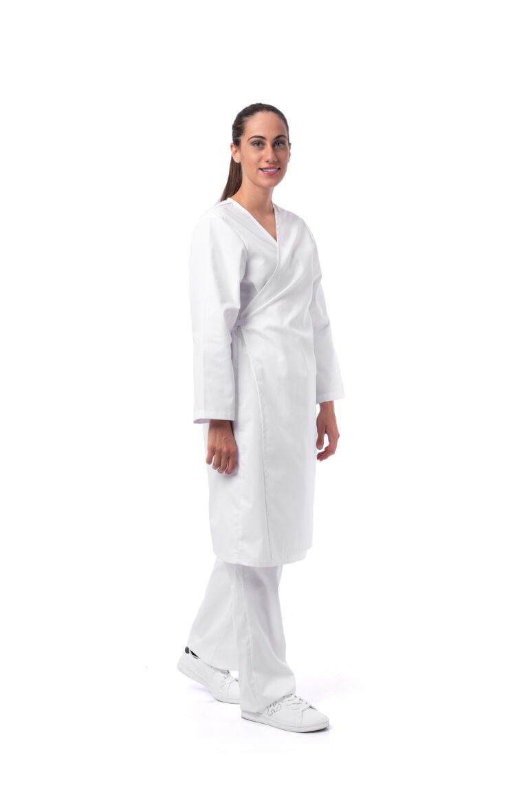 γυναίκα που φοράει ρόμπα λευκή μακριά κατάλληλη για spa