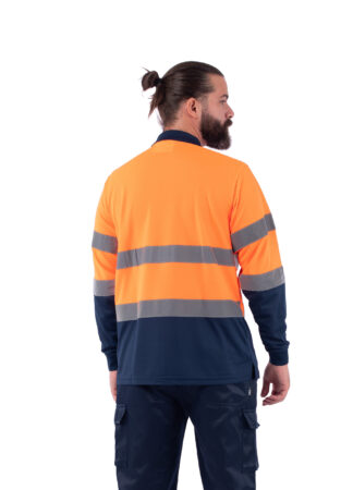 άνδρας που φοράει μακρυμάνικο ανακλαστικό μπλουζάκι σε χρώματα πορτοκαλί και μπλε. εικόνα από πίσω