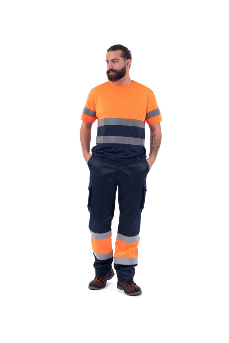 άνδρας που φοράει ανακλαστικό σετ. κοντομάνικη μπλούζα και μακρυμάνικο παντελόνι. χρώματα πορτοκαλί και μπλε