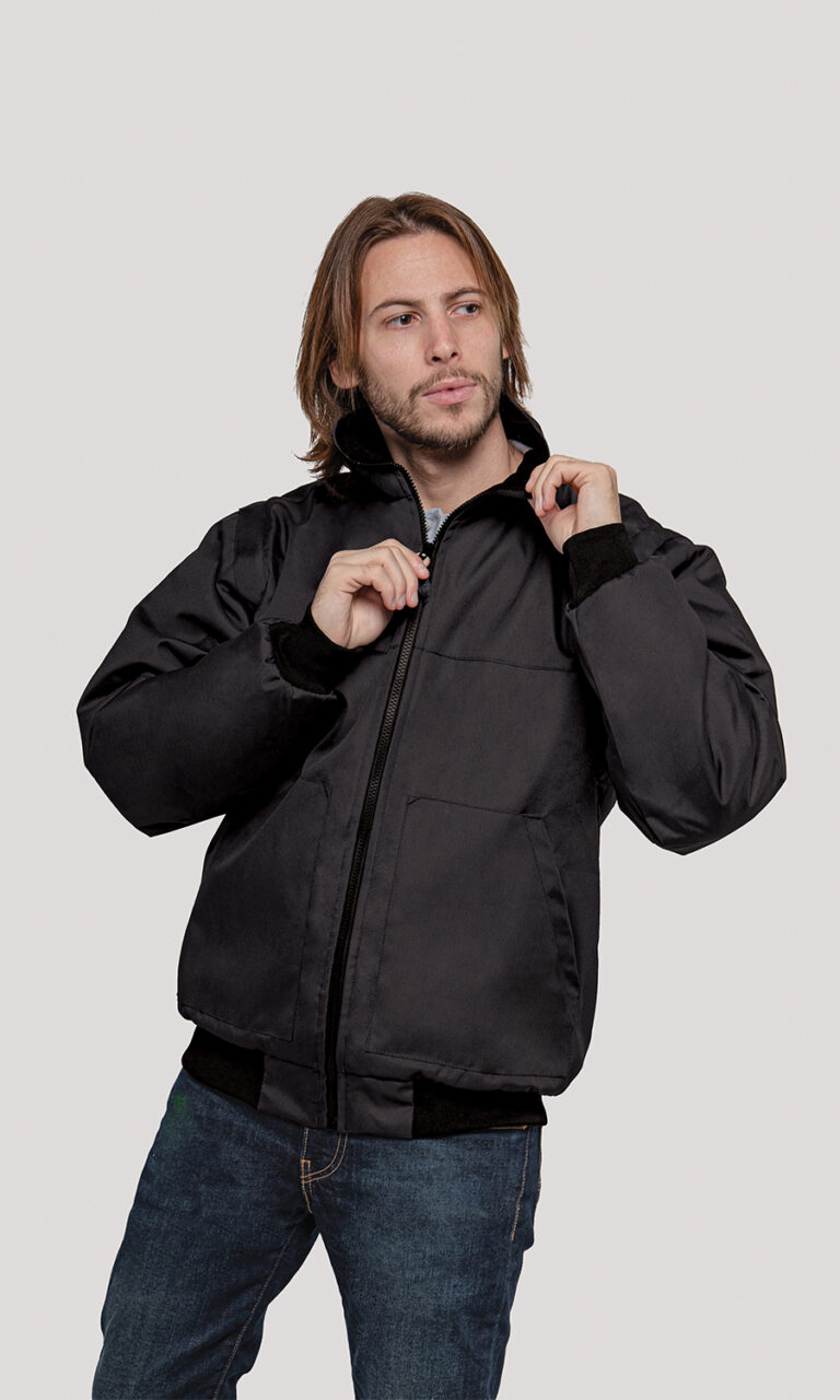 άνδρας που φοράει μπουφάν με τσέπες και φερμουάρ σε χρώμα μαύρο με λάστιχο στην μέση και στα χέρια.