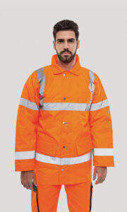 άνδρας που φοράει ανακλαστικό μπουφάν εργασίας σε χρώμα πορτοκαλί με τσέπες και κουμπιά. εικόνα από μπροστά