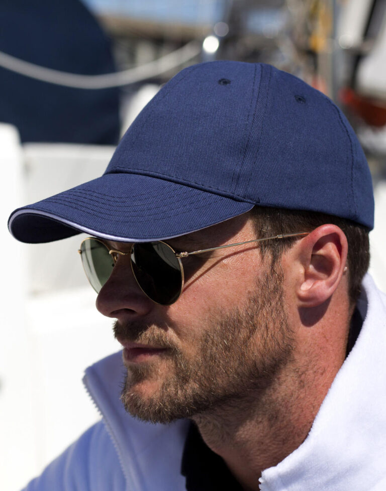 άνδρας που φοράει Unisex καπέλο τζόκει ενηλίκων σε χρώμα μπλε