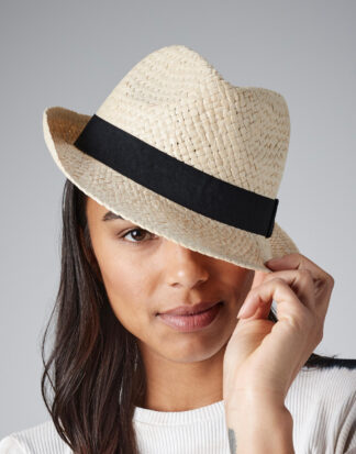 γυναίκα που φοράει καπέλο ψάθινο καβουράκι με μαύρη κορδέλα
