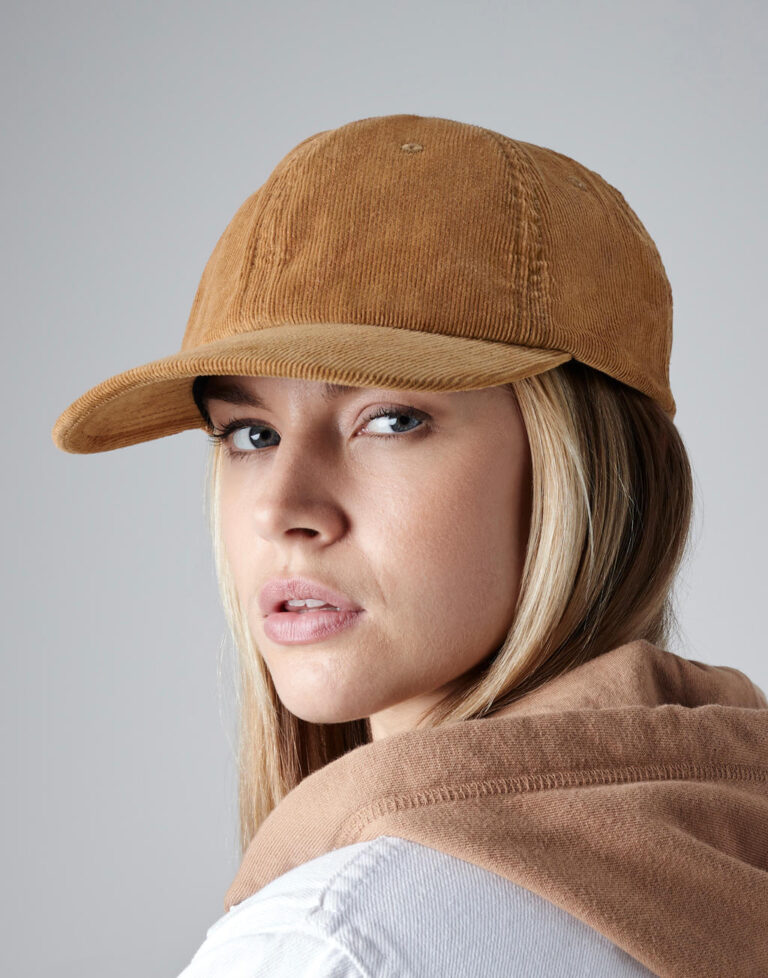 γυναίκα που φοράει Unisex κοτλέ καπέλο σε χρώμα της άμμου
