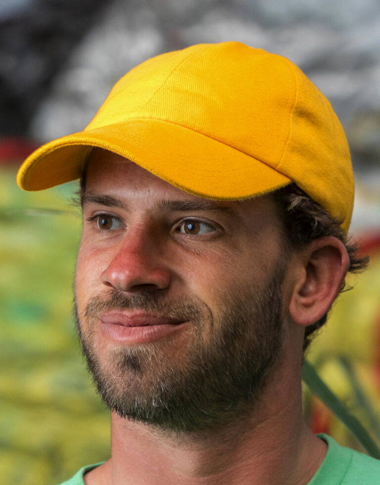 άνδρας που φοράει unisex εξάφυλλο καπέλο τζόκει ενηλίκων σε χρώμα κίτρινο