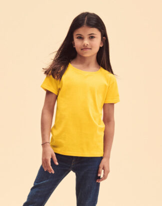 κορίτσι που φοράει κοντομάνικο μπλουζάκι σε χρώμα κίτρινο και τζιν παντελόνι