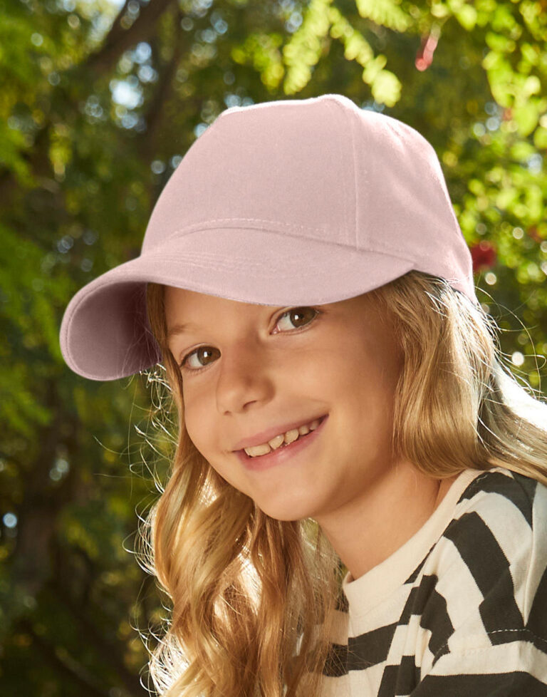 κορίτσι που φοράει καπέλο τζόκει σε χρώμα ροζ