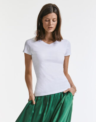 γυναίκα που φοράει κοντομάνικο μπλουζάκι με λαιμόκοψη V σε χρώμα λευκό