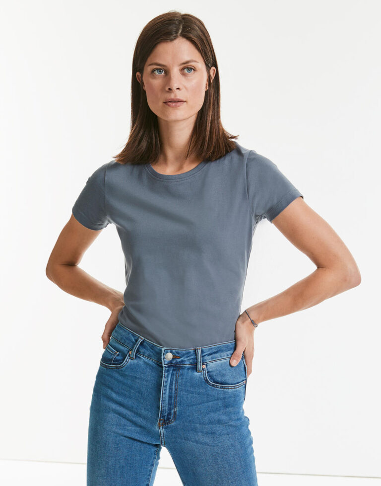 γυναίκα που φοράει οργανικό κοντομάνικο μπλουζάκι σε χρώμα γκρι