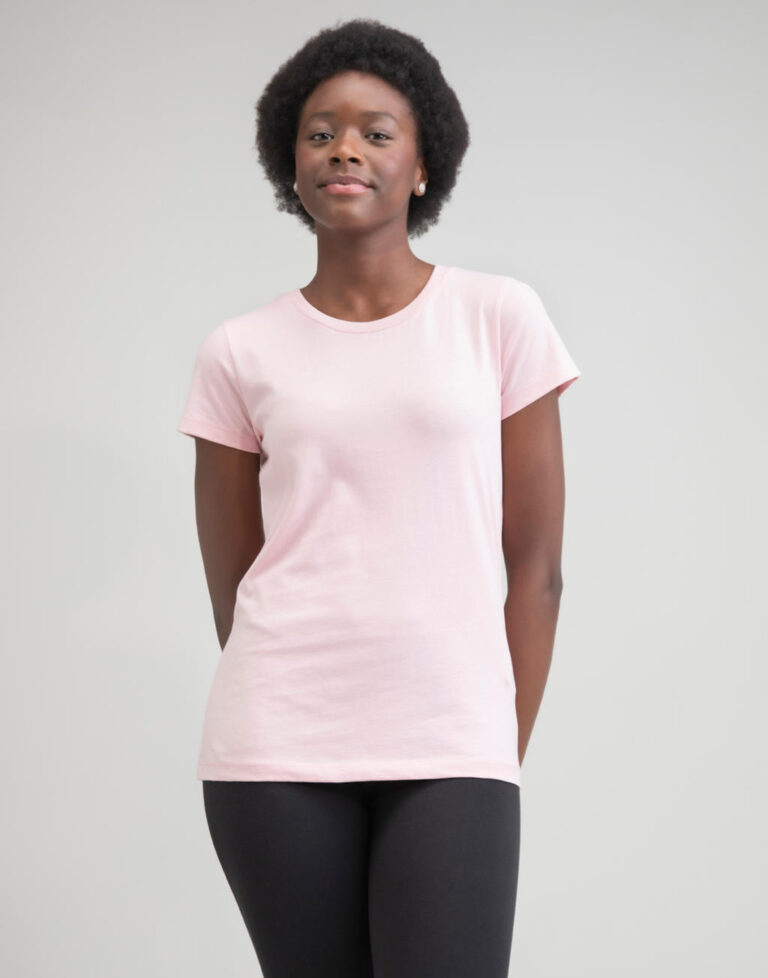 γυναίκα που φοράει οργανικό κοντομάνικο μπλουζάκι σε χρώμα ροζ