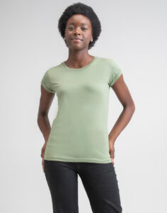 γυναίκα που φοράει κοντομάνικο οργανικό μπλουζάκι σε χρώμα λαδί