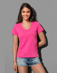 γυναίκα που φοράει κοντομάνικο μπλουζάκι με λαιμόκοψη V σε χρώμα ροζ