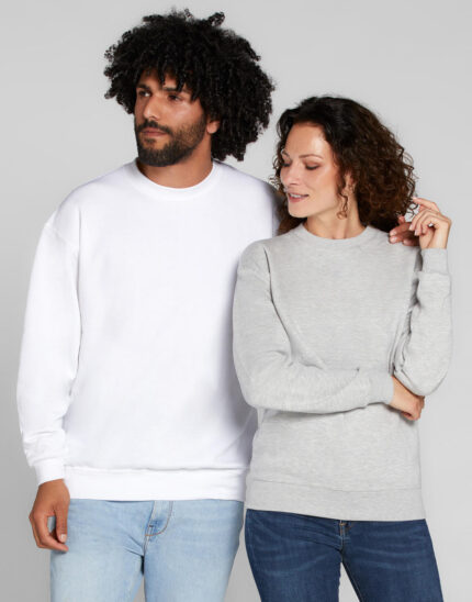 άνδρας και γυναίκα που φοράνε φούτερ μακρυμάνικο σε χρώματα λευκό και ανοιχτό γκρι αντίστοιχα