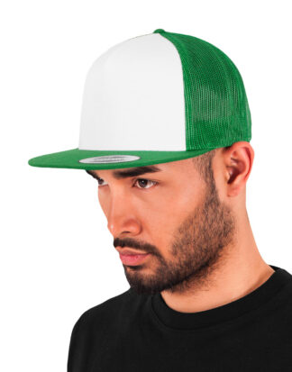 άνδρας που φοράει καπέλο με δίχτυ δίχρωμο λευκό με πράσινο