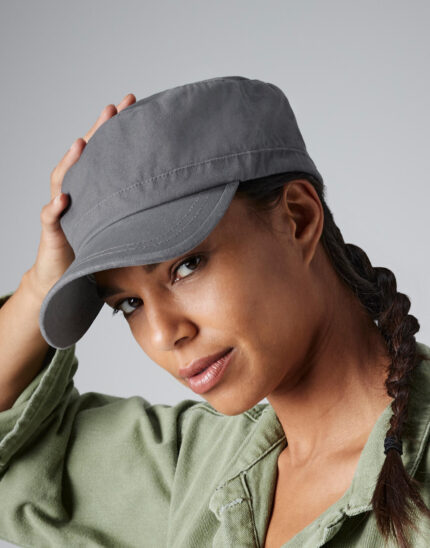 γυναίκα που φοράει unisex καπέλο ενηλίκων σε χρώμα γκρι