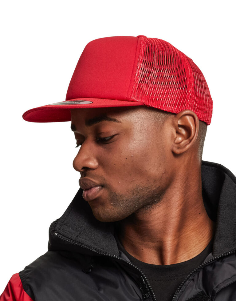 άνδρας που φοράει καπέλο με δίχτυ σε χρώμα κόκκινο
