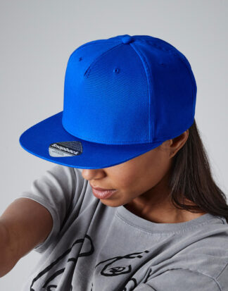 γυναίκα που φοράει unisex καπέλο ενηλίκων σε χρώμα μπλε ρουα