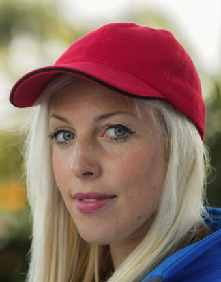 γυναίκα που φοράει unisex καπέλο τζόκει χαμηλό σε χρώμα κόκκινο και μια γραμμή μαύρη στο γείσο