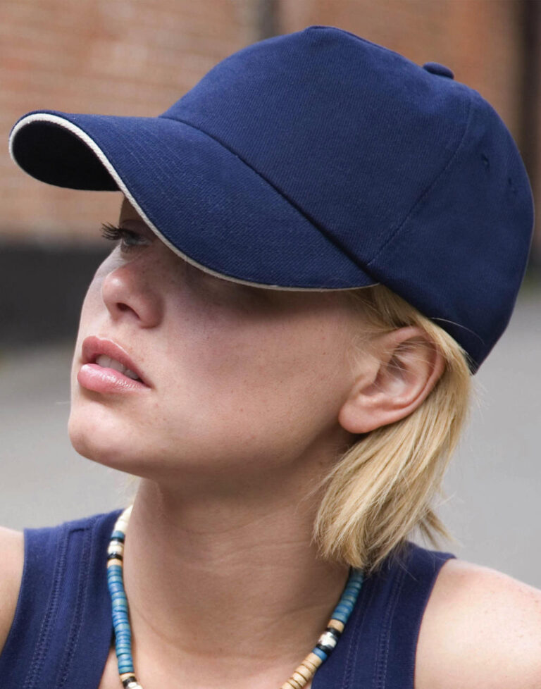 γυναίκα που φοράει unisex καπέλο τζόκει χαμηλό σε χρώμα μπλε και μια γραμμή γκρι στο γείσο