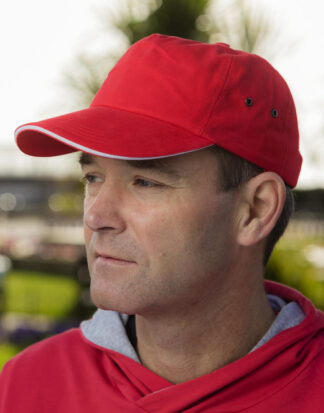 άνδρας που φοράει unisex καπέλο τζοκει κόκκινο με μια γραμμή λευκή μπροστά