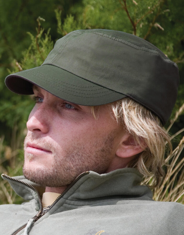 άνδρας που φοράει Unisex καπέλο ενηλίκων σε χρώμα χακί