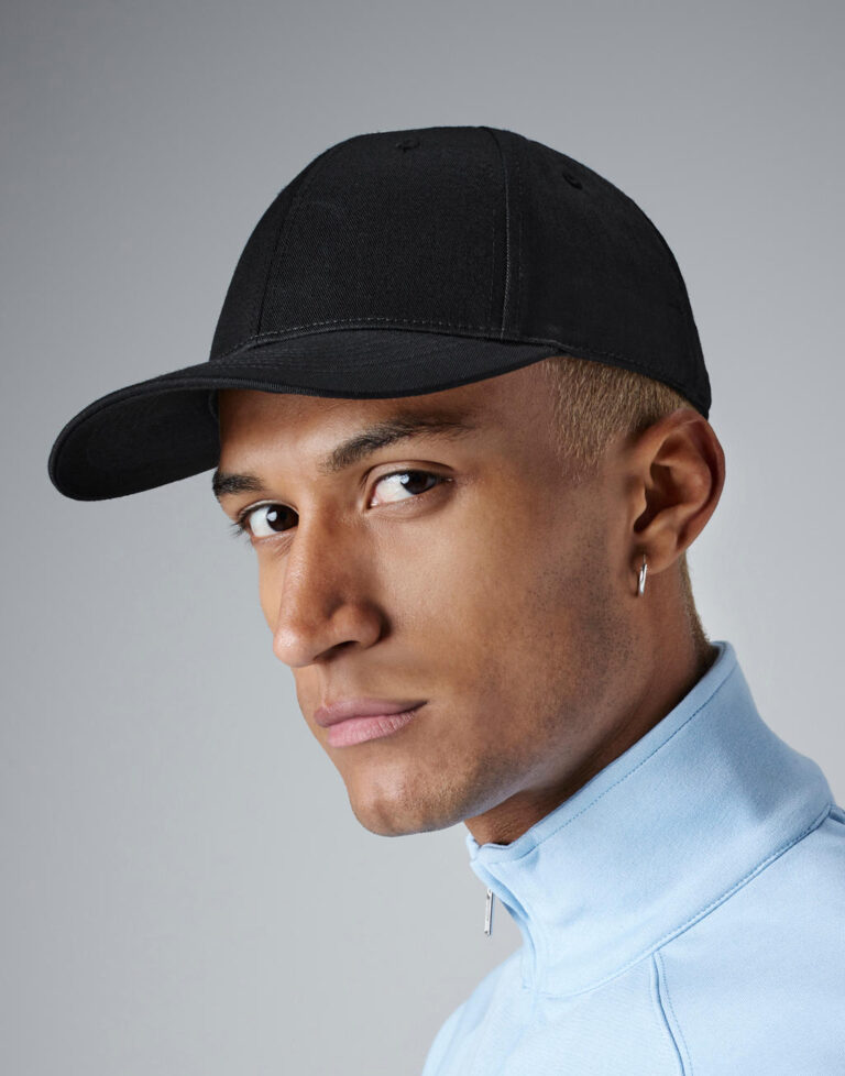 άνδρας που φοράει unisex καπέλο τζοκει ενηλίκων σε χρώμα μαύρο
