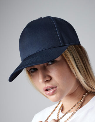 γυναίκα που φοράει unisex καπέλο τζόκει ενηλίκων σε χρώμα μπλε