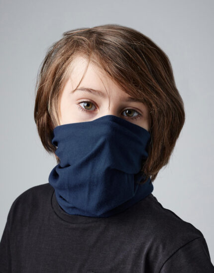 παιδί που φοράει αντιβακτηριδιακό προστατευτικό λαιμού σε χρώμα μπλε