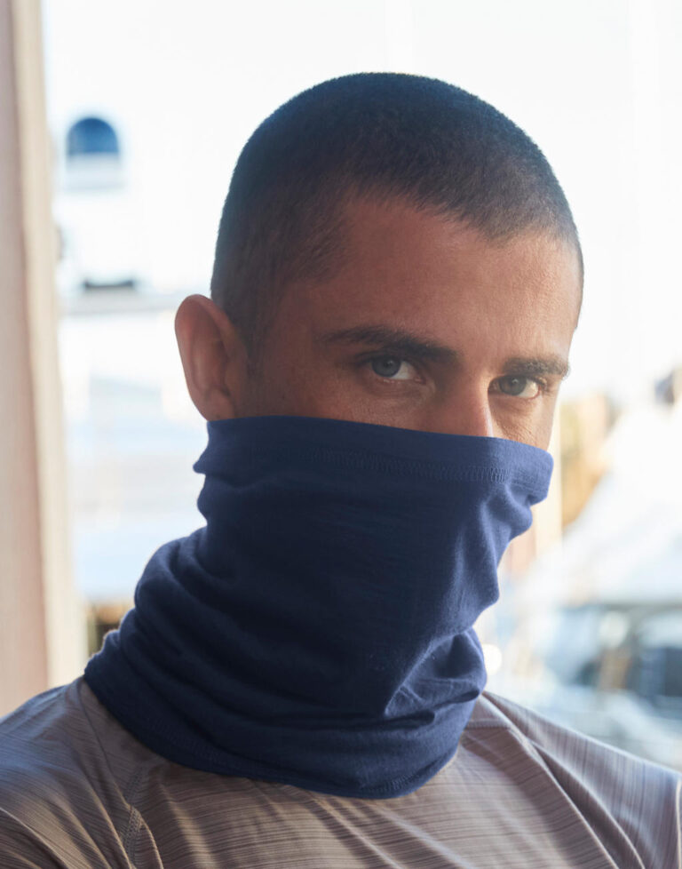 άνδρας που φοράει unisex προστατευτικό λαιμού μάλλινο σε χρώμα μπλε