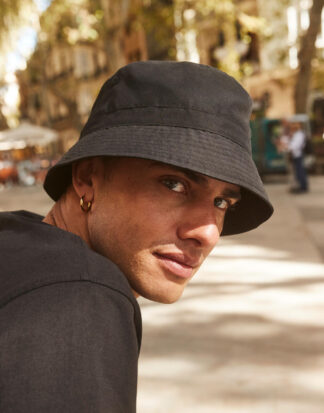 άνδρας που φοράει Unisex υφασμάτινο καπέλο ενηλίκων σε χρώμα μαύρο