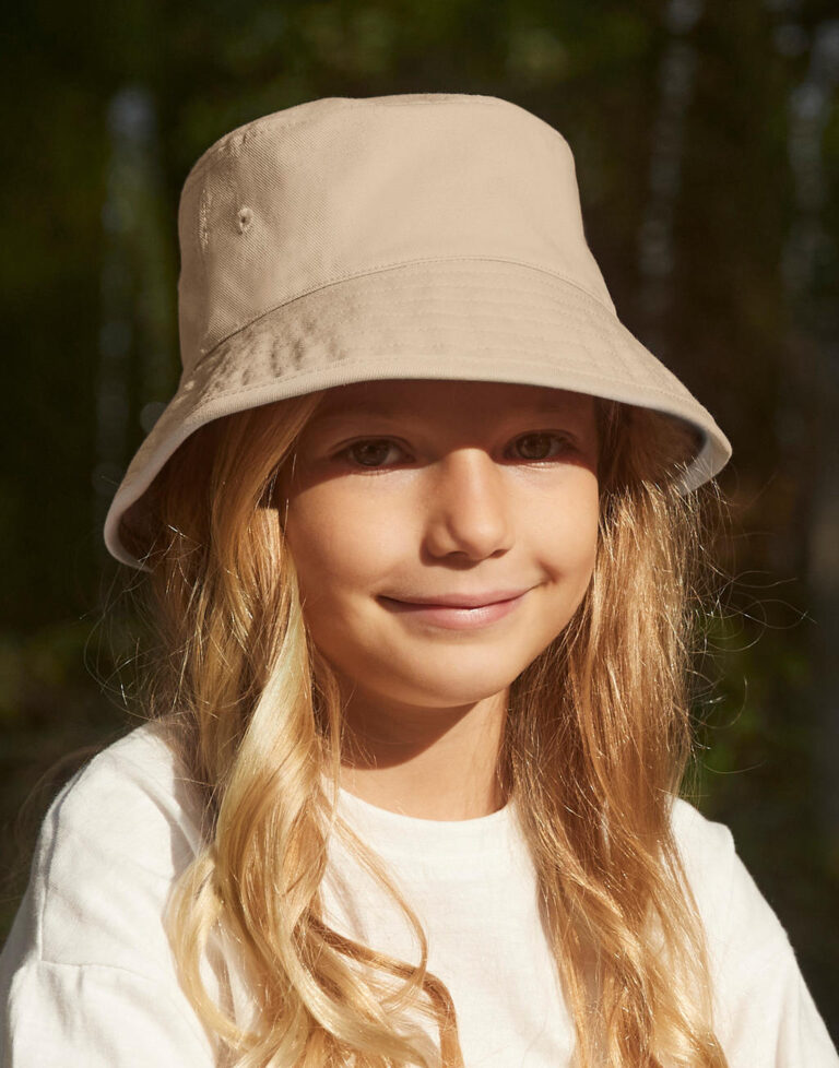 κορίτσι που φοράει υφασμάτινο καπέλο σε χρώμα μπεζ