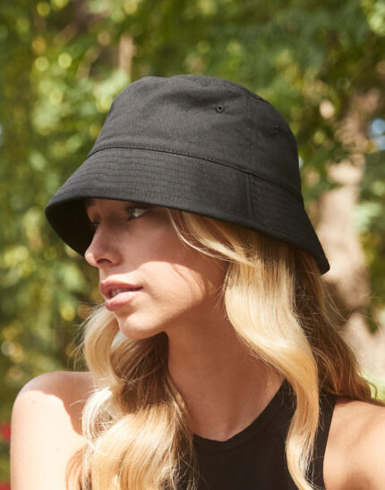 γυναίκα που φοράει Unisex υφασμάτινο καπέλο μαύρο